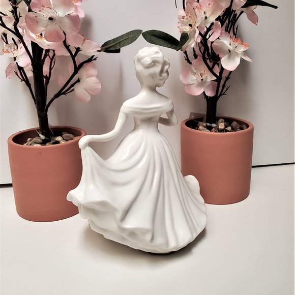 Lady of the Day - Picture 4 of 5